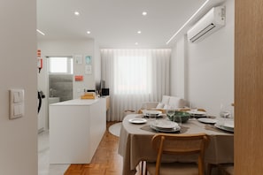Dining - Apartment 'O Navegador' with Balcony, Wi-Fi and Air Conditioning (Porto)