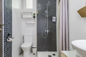 Shower, hair dryer, towels, shampoo