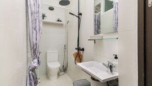 Kamar Twin | Kamar mandi | Shower, pengering rambut, handuk, dan sampo