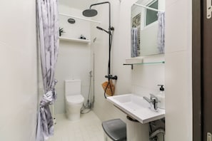 Habitación con 2 camas individuales | Baño | Ducha, secador de pelo, toallas y champú