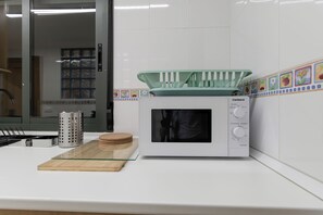 Großer Kühlschrank, Mikrowelle, Ofen, Herdplatte