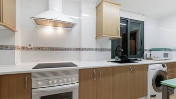 Frigorífico grande, microondas, horno y placa de cocina