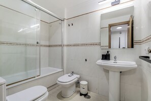 Double Room | Bathroom | Shower, hair dryer, towels, shampoo