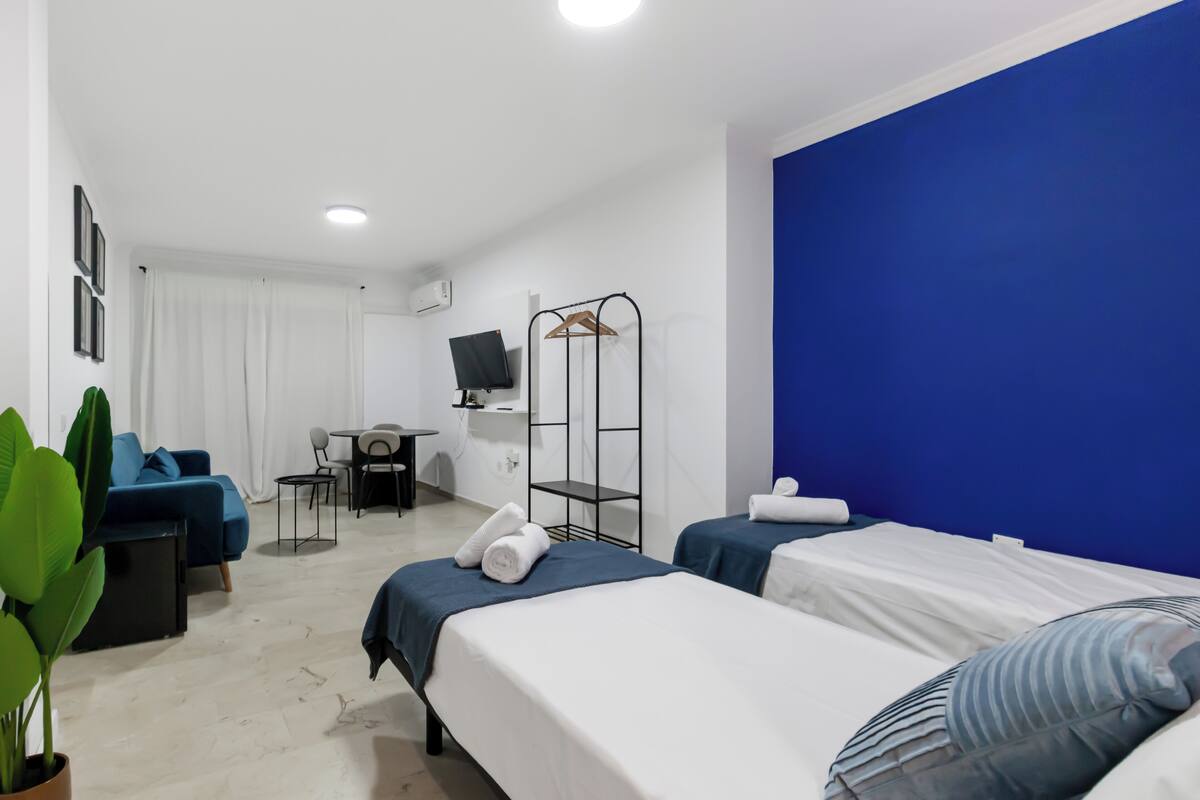 Chambre avec lits jumeaux, vue ville | Espace de travail pour ordinateur portable, Wi-Fi gratuit