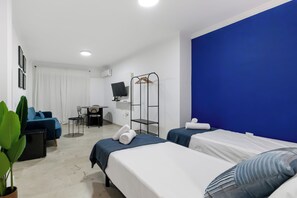 Habitación con 2 camas individuales, vistas a la ciudad | Espacio para trabajar con un portátil y wifi gratis