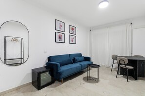 Twin Room, City View | Living area