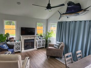 Smart TV, fireplace, printers - 3-bedroom pet friendly home in Madison walking distance to beach & winery (Madison)