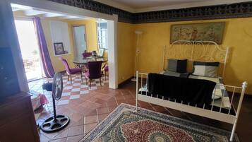 1 slaapkamer, een strijkplank/strijkijzer, gratis wifi, beddengoed