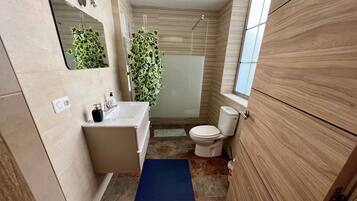 Douche, sĂšche-cheveux, serviettes fournies, savon