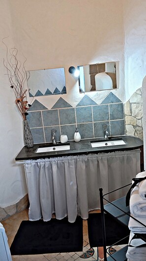 Douche, sèche-cheveux, bidet, serviettes fournies