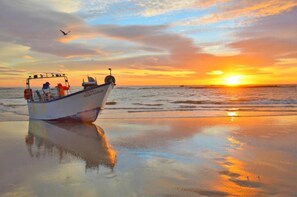 A boat on a beach at sunset with a clear sky. - 2 Floors Villa Close Ap lia Beach (Esposende)