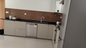 A kitchen with a dishwasher, a sink, and a refrigerator. - 300m by Ap lia Beach Terrace (Esposende)