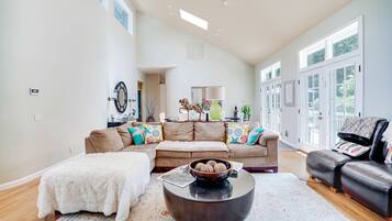 Smart-TV, Kamin, Stereoanlage