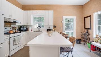 Mikrowelle, Herdplatte, Wasserkocher mit Kaffee-/Teezubehör, Toaster