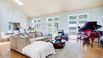 Smart-TV, Kamin, Stereoanlage