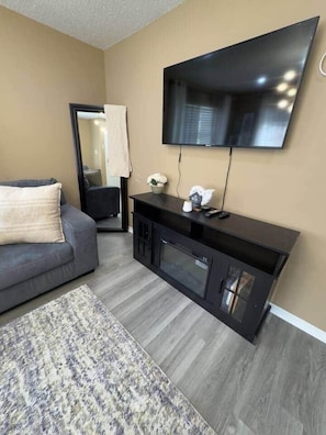 Una Smart TV, una chimenea