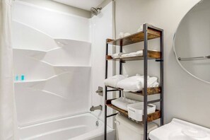 Haartrockner, Handtücher, Seife, Shampoo