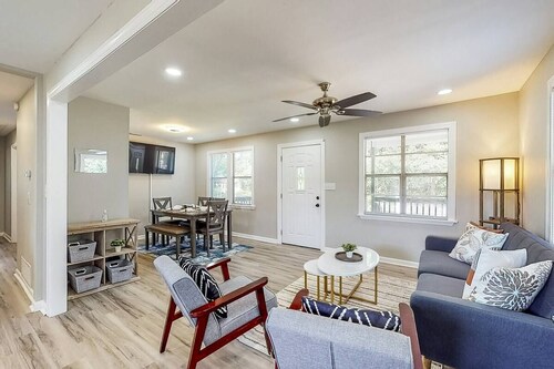 Cypress Court Retreat – Pickleball, Yard, Fire Pit