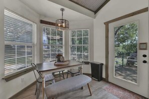 Dining - Cactus Flower Lodge-20 min to Downtown-starlit Sky Views (Fredericksburg)