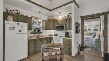 House, Multiple Beds, Patio, Garden View (3408 Grapecreek Ldge) | Private kitchen