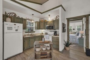 House, Multiple Beds, Patio, Garden View (3408 Grapecreek Ldge) | Private kitchen - Cactus Flower Lodge-20 min to Downtown-starlit Sky Views (Fredericksburg)