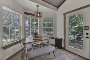 独立别墅, 多张床, 露台 (3408 Grapecreek Rd) | 2 多间卧室、特色装修、特色家居、床单