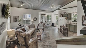 House, Multiple Beds, Patio (3408 Grapecreek Cmb) | Living area