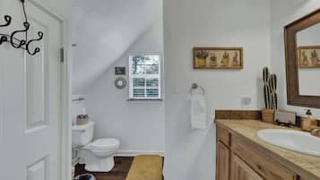 Casa, 1 cama King, varanda, vista para o jardim (3408 Grapecreek Tree) | Banheiro | Toalhas de banho