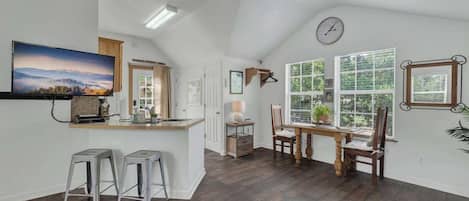 Ferienhaus, 1 King-Bett, Terrasse, Gartenblick (3408 Grapecreek Tree) | Innenbereich