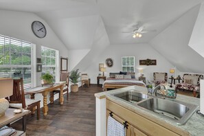 House, 1 King Bed, Patio (3408 Grapecreek Rd) | 1 bedroom, individually decorated, individually furnished, bed sheets