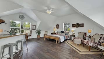 House, 1 King Bed, Patio, Garden View (3408 Grapecreek Tree) | 1 bedroom, individually decorated, individually furnished, bed sheets
