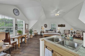 House, 1 King Bed, Patio, Garden View (3408 Grapecreek Tree) | Interior