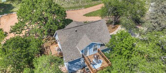 Cactus Flower Treehouse-pet Friendly-hill Country Views!