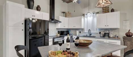 Maison, plusieurs lits, bain à remous, vue jardin (211 E Travis) | Cuisine privée | CafetiÚre/bouilloire