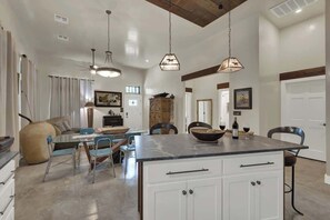 House, Multiple Beds, Hot Tub, Garden View (211 E Travis) - Casa Blanca-swim Spa-steps to Main Street! (Fredericksburg)