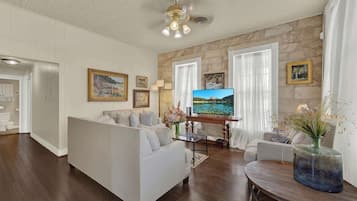 Ferienhaus, Mehrere Betten, Terrasse, Stadtblick (101 N Orange #2) | Wohnbereich