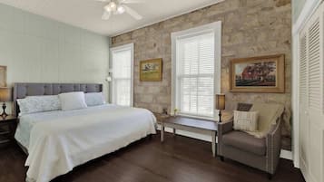 独立别墅, 多张床, 露台, 城市景观 (101 N Orange #2) | 2 多间卧室、特色装修、特色家居、床单