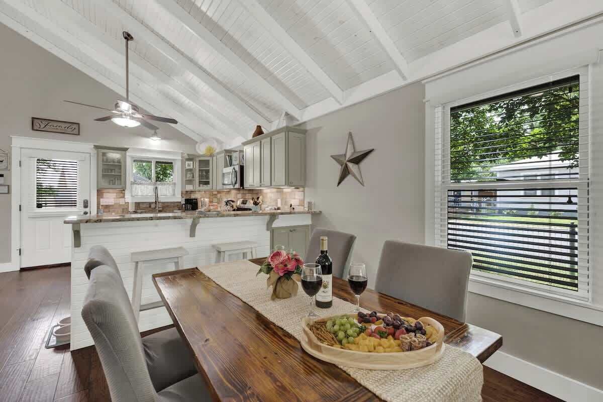 Hus, flere senger, terrasse, hageutsikt (611 Whitney) | Spiseområde