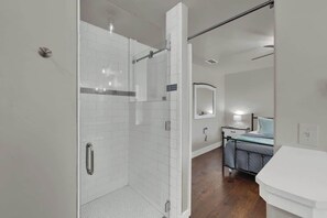 Maison, Plusieurs lits, patio, vue sur le jardin (611 Whitney) | Salle de bain | Serviettes fournies