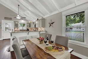 Maison, plusieurs lits, patio, vue jardin (611 Whitney) | Restauration