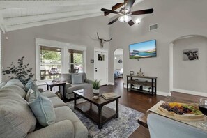 Casa, várias camas, varanda, vista para o jardim (611 Whitney) | Área de estar