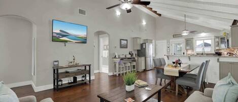 Casa, varias camas, patio, vistas al jardín (611 Whitney) | Zona de estar