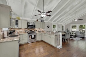 Maison, plusieurs lits, patio, vue jardin (611 Whitney) | Cuisine privée | Cafetière/bouilloire