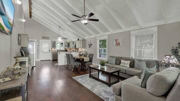 House, Multiple Beds, Patio, Garden View (611 Whitney) | Living area