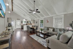 House, Multiple Beds, Patio, Garden View (611 Whitney) | Living area