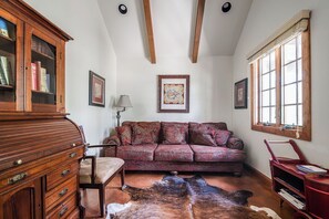 Ferienhaus, Mehrere Betten, Terrasse, Gartenblick (9996 US-290 - Combo) | Wohnbereich