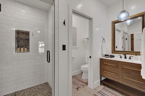 House, Multiple Beds, Hot Tub, Garden View (211-+213 ETravis - Combo) | Bathroom