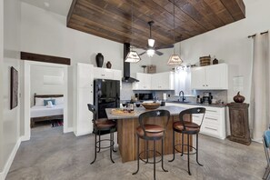 Casa, várias camas, banheira de imersão, vista para o jardim (211-+213 ETravis - Combo) | Cozinha privada | Geladeira, micro-ondas, fogão, cooktop