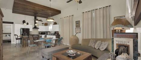 Hus, flere senger, spabadekar, hageutsikt (211-+213 ETravis - Combo) | Oppholdsområde