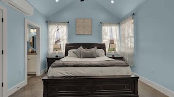 House, 1 King Bed, Hot Tub, Garden View (1472 W Live Oak #2) | 1 bedroom, individually decorated, individually furnished, bed sheets